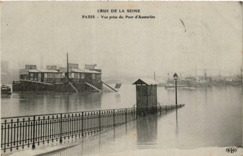Carte postale ancienne Crue de la Seine - Vue prise du Pont d'Austerlitz à Paris 13e