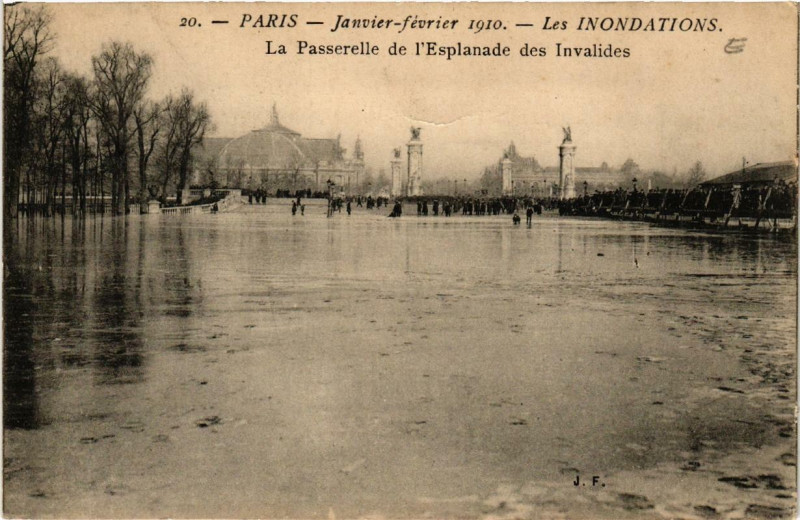 Carte postale ancienne Paris La Passerelle de l'Esplanade des Invalides Inondations 1910 à Paris