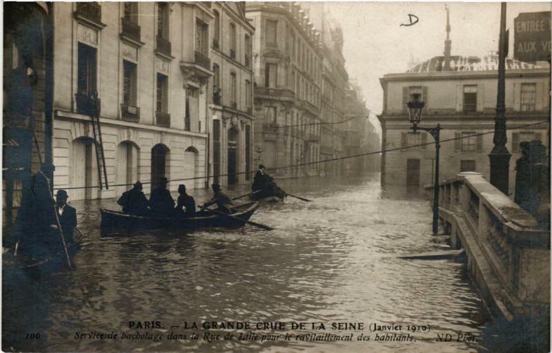 Carte postale ancienne Paris Service de hachotage Rue de Lille Inondations 1910 à Paris