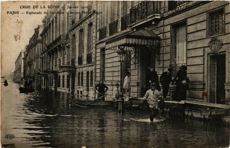 Carte postale ancienne Paris Esplanade des Invalides Ancien Hotel Sagan Inondations 1910 à Paris