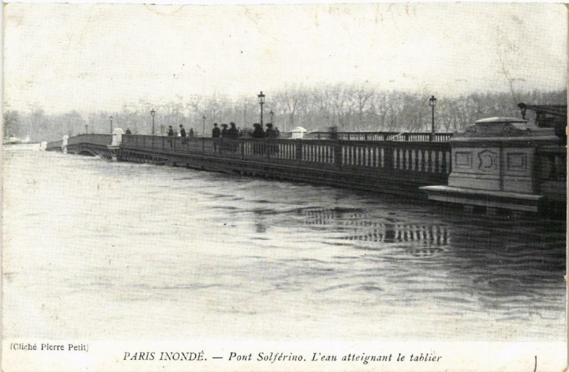 Carte postale ancienne Paris Pont Solferino L'eau atteignant le tablier Inondations 1910 à Paris