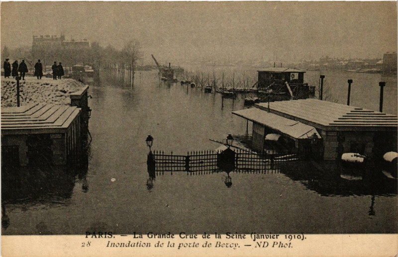 Carte postale ancienne Paris Porte de Bercy Inondations 1910 à Paris