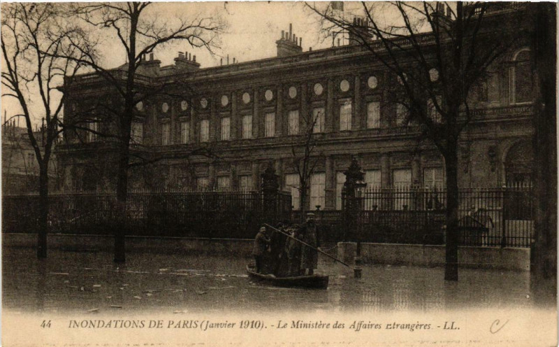 Carte postale ancienne Paris Le Ministere des Affaires Etrangeres Inondations 1910 à Paris