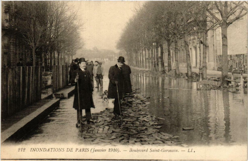 Carte postale ancienne Paris Boulevard Saint-Germain Inondations 1910 à Paris
