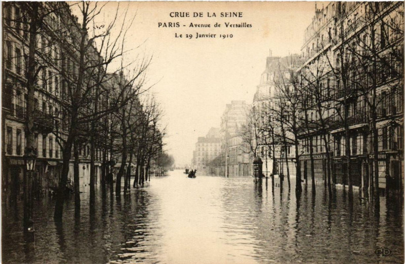 Carte postale ancienne Paris Avenue de Versailles Inondations 1910 à Paris