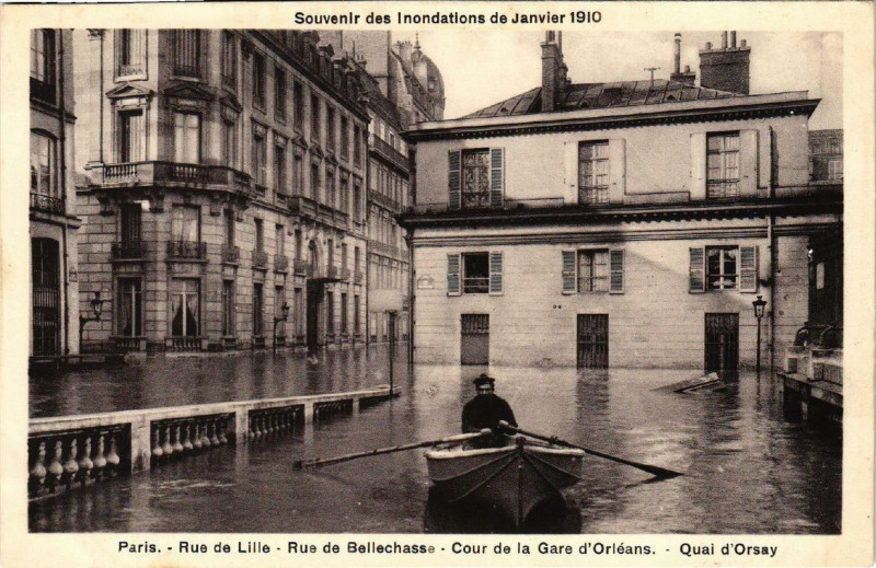 Carte postale ancienne Paris Rue de Lille Rue de Bellechasse Inondations 1910 à Paris