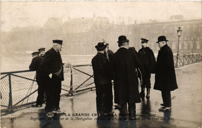 Carte postale ancienne Paris Ingenieurs du Service de la Navigation Inondations 1910 à Paris