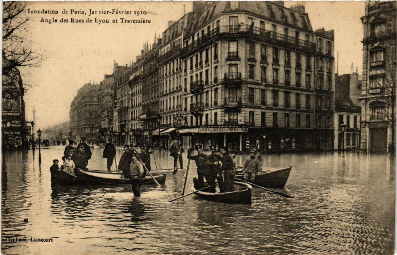 Carte postale ancienne Paris Angle des Rues de Lyon et Traversieres Inondations 1910 à Paris