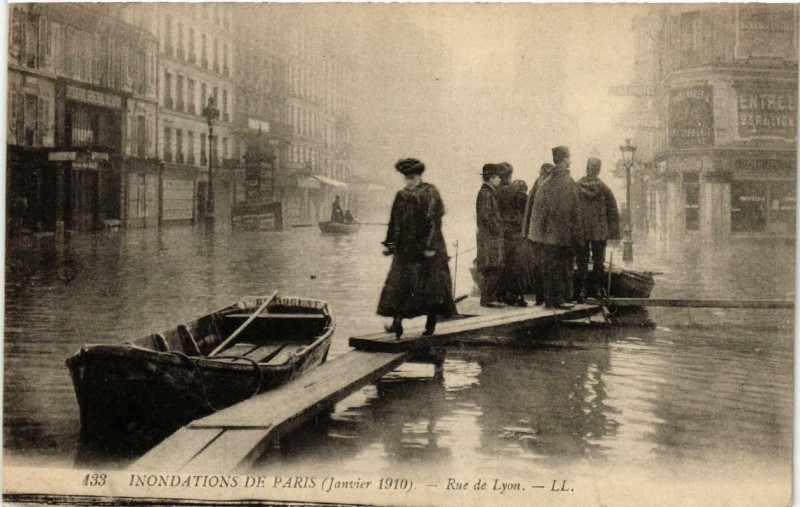 Carte postale ancienne Inondations de Paris (Janvier 1910) - Boulevard Diderot vers le Quai de la Rapée à Paris 12e