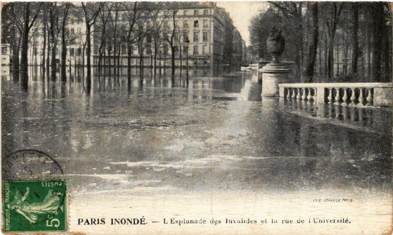 Carte postale ancienne Paris L'Esplanade des Invalides Inondations 1910 à Paris