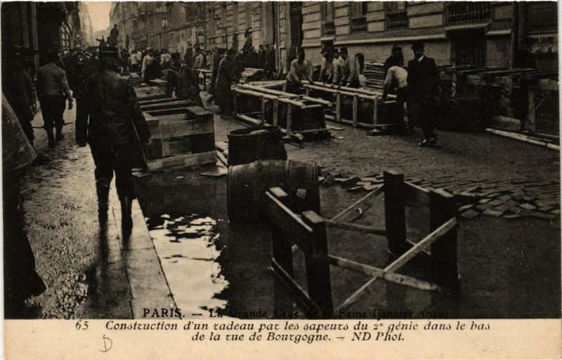 Carte postale ancienne Paris Rue de Bourgogne radeau par les sapeurs Inondations 1910 à Paris