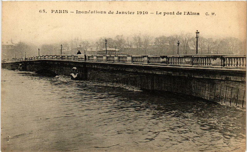 Carte postale ancienne Paris Le Pont de l'Alma Inondations 1910 à Paris
