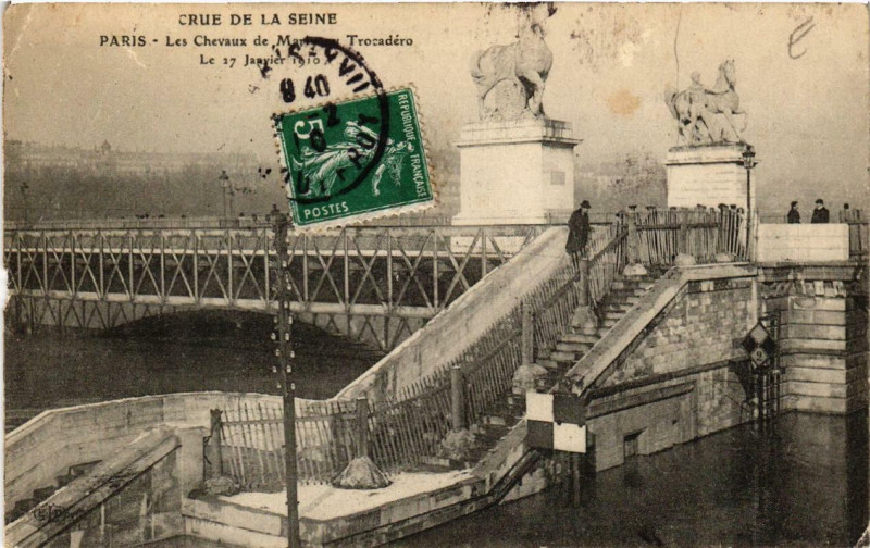 Carte postale ancienne Crue de la Seine - Les Chevaux de Marly au Trocadéro à Paris 16e