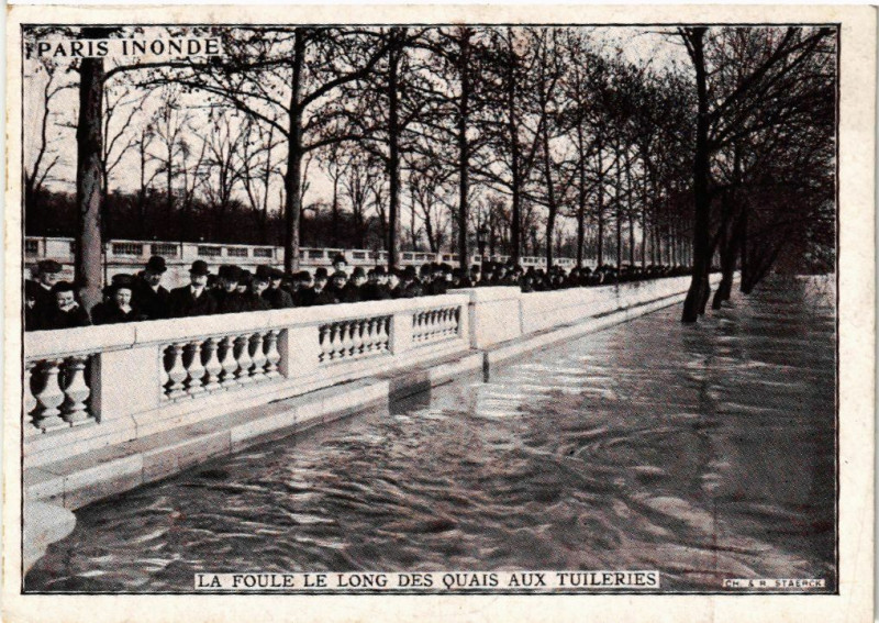 Carte postale ancienne Paris La Foule le Long des Quais aux Tuileries Inondations 1910 à Paris