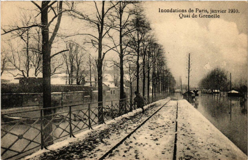 Carte postale ancienne Paris Quai de Grenelle Inondations 1910 à Paris