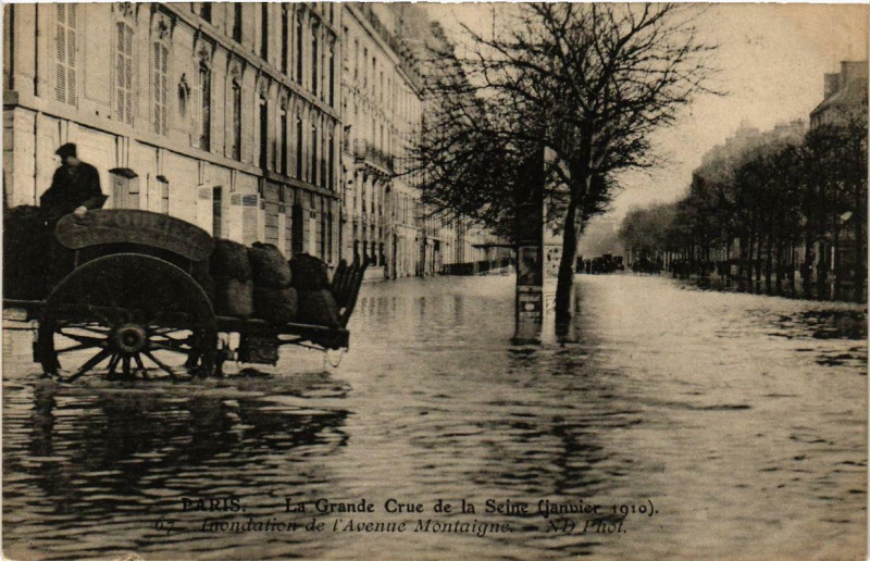 Carte postale ancienne Paris Avenue Montaigne Inondations 1910 à Paris