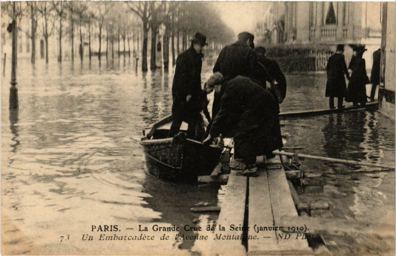 Carte postale ancienne Paris Un embarcadere de l'Avenue Montaigne Inondations 1910 à Paris