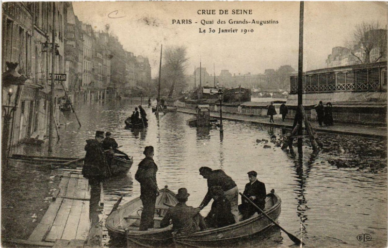 Carte postale ancienne Paris Quai des Grands Augustins Inondations 1910 à Paris