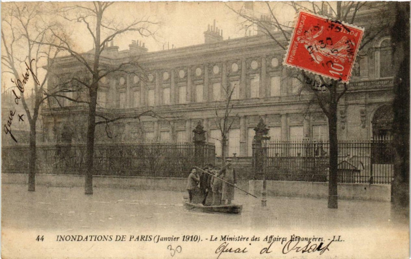 Carte postale ancienne Paris Le Ministere des Affaires Etrangeres Inondations 1910 à Paris