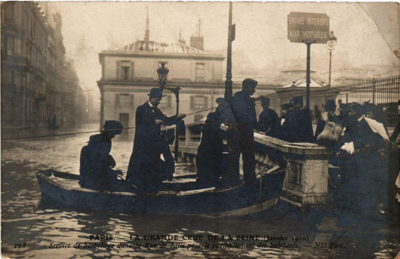 Carte postale ancienne Paris Service de hachotage Rue de Lille Inondations 1910 à Paris