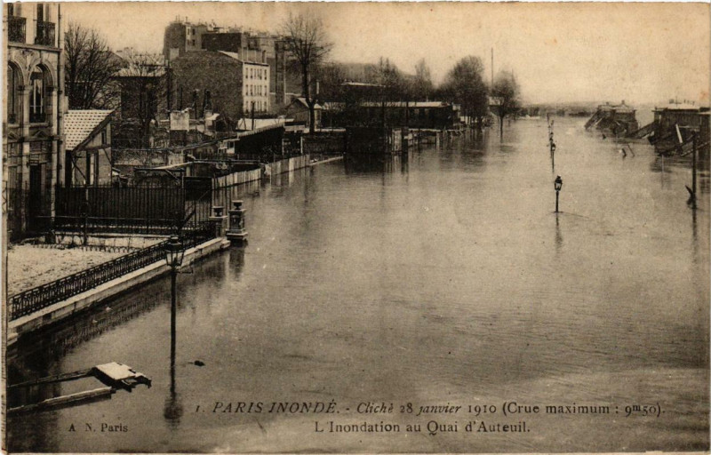 Carte postale ancienne Paris inondé - Cliché du 28 Janvier 1910 - L'Inondation au Quai d'Auteuil à Paris 16e