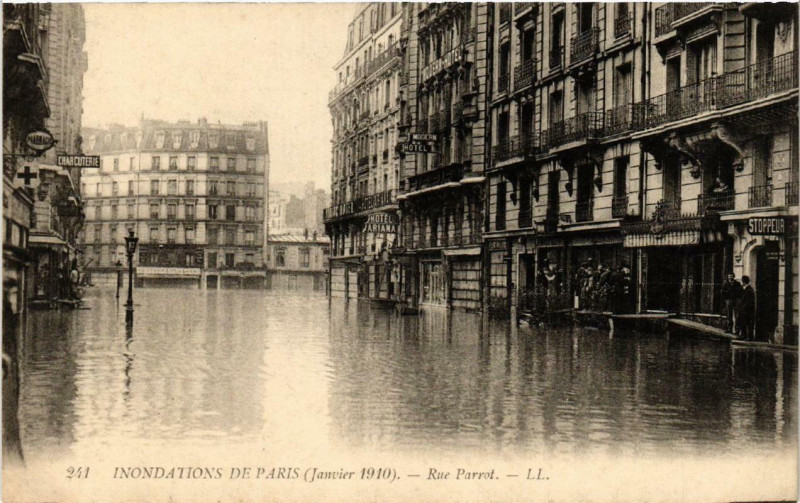 Carte postale ancienne Paris Rue Parrot Inondations 1910 à Paris