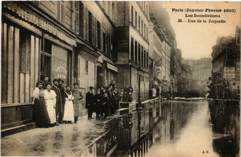Carte postale ancienne Paris Rue de la Roquette Inondations 1910 à Paris