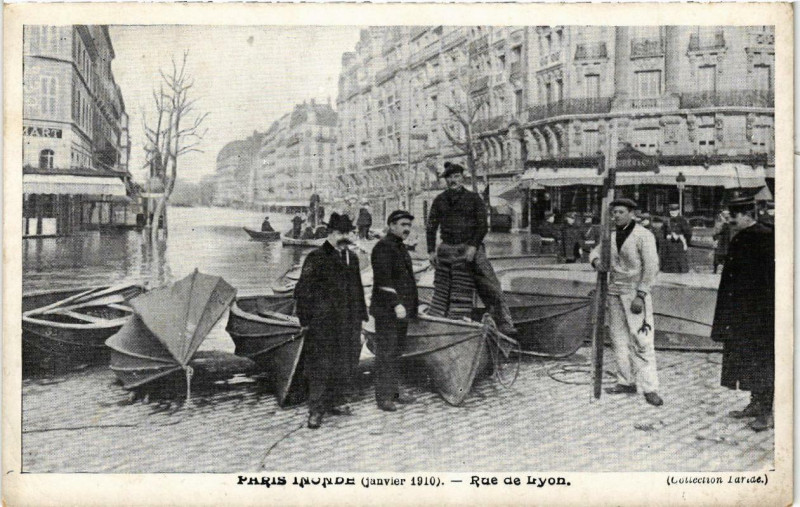 Carte postale ancienne Paris Rue de Lyon Inondations 1910 à Paris