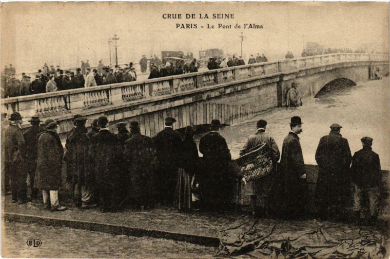 Carte postale ancienne Paris Le Pont de l'Alma Inondations 1910 à Paris