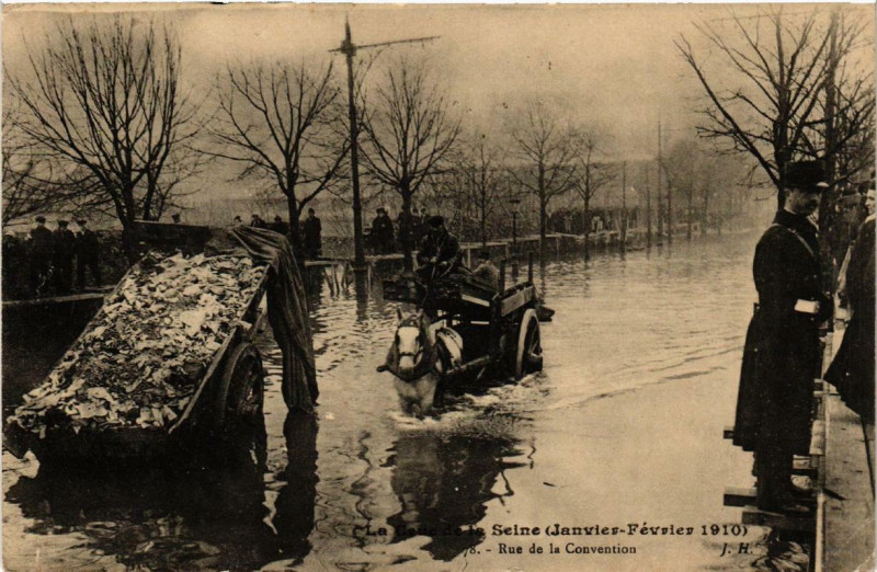 Carte postale ancienne Paris Rue de la Convention Inondations 1910 à Paris