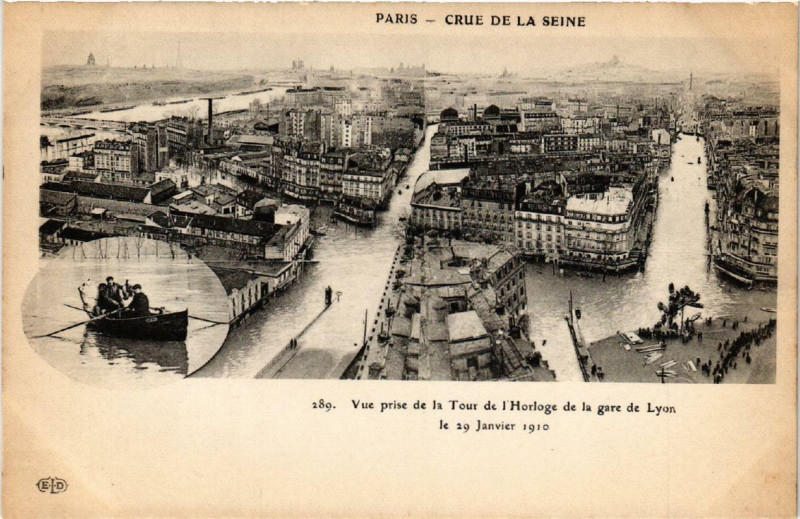 Carte postale ancienne Paris vue prise de la Tour de l'Horloge Inondations 1910 à Paris