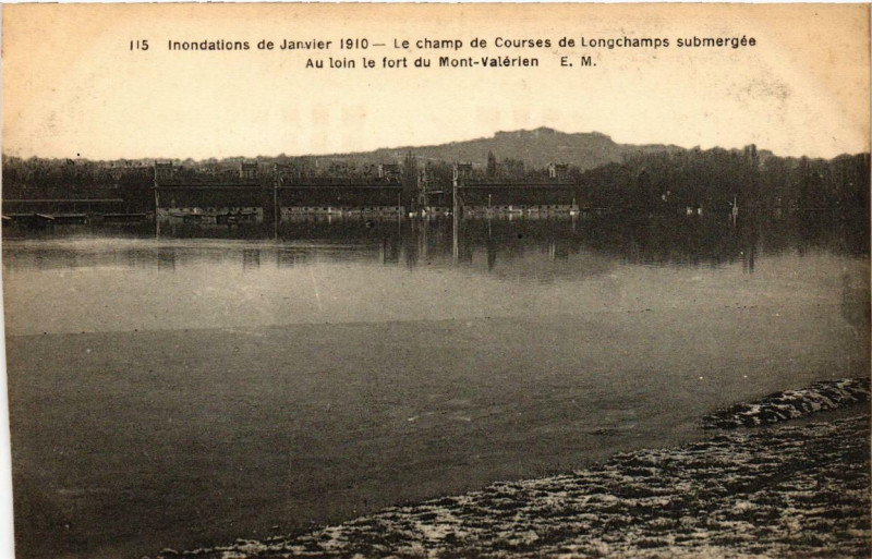 Carte postale ancienne Paris Le Champ de Courses de Longchamps Inondations 1910 à Paris
