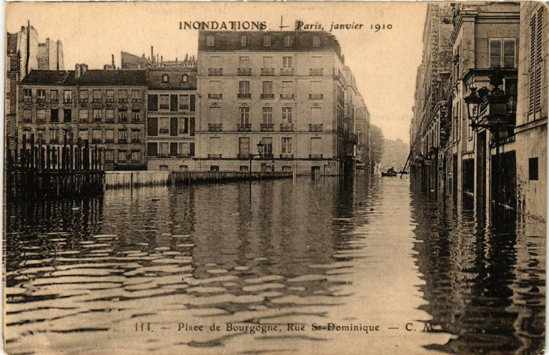 Carte postale ancienne Paris Place de Bourgogne Rue Saint-Dominique Inondations 1910 à Paris