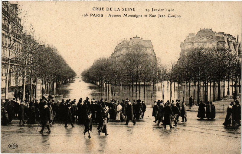 Carte postale ancienne Paris Avenue Montaigne et rue Jean Goujon Inondations 1910 à Paris