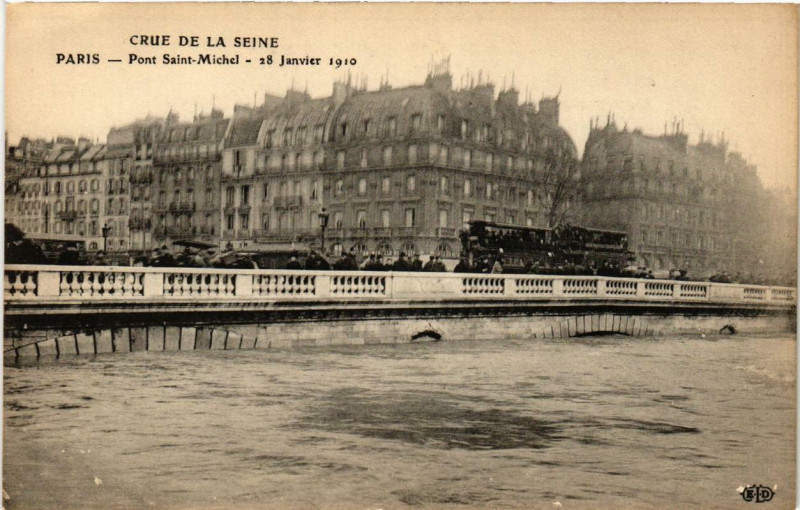 Carte postale ancienne Paris Pont Saint-Michel Inondations 1910 à Paris