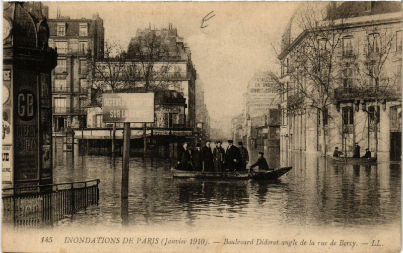 Carte postale ancienne Paris Boulevard Diderot Inondations 1910 à Paris