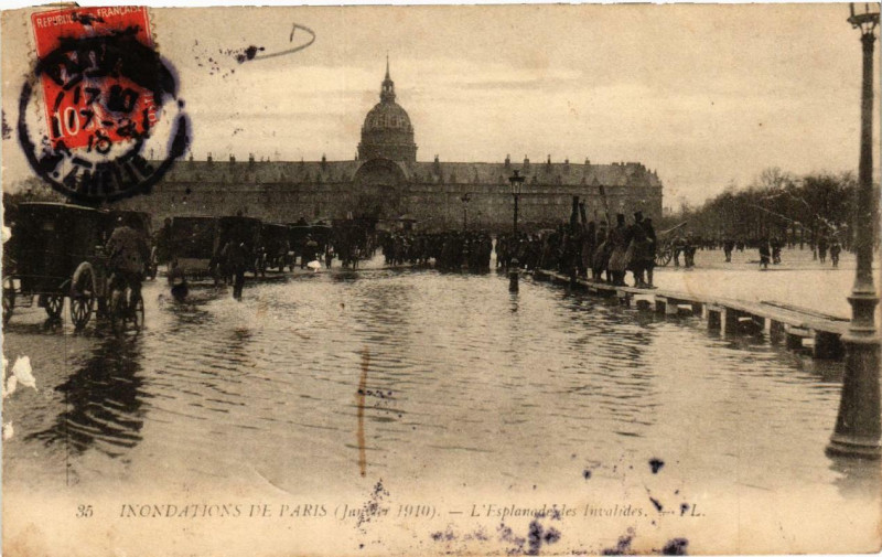 Carte postale ancienne Paris L'Esplanade des Invalides Inondations 1910 à Paris