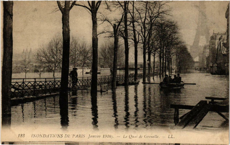 Carte postale ancienne Inondations de Paris (Janvier 1910) - Le Quai de Grenelle à Paris 15e