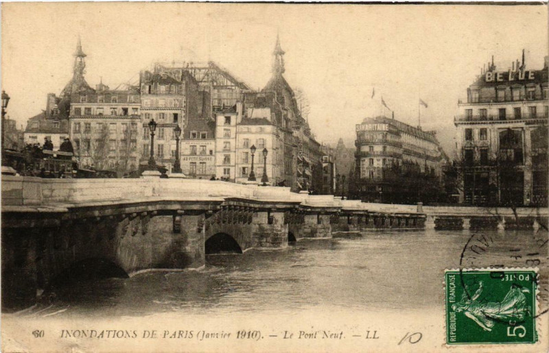 Carte postale ancienne Paris Le Pont Neuf Inondations 1910 à Paris