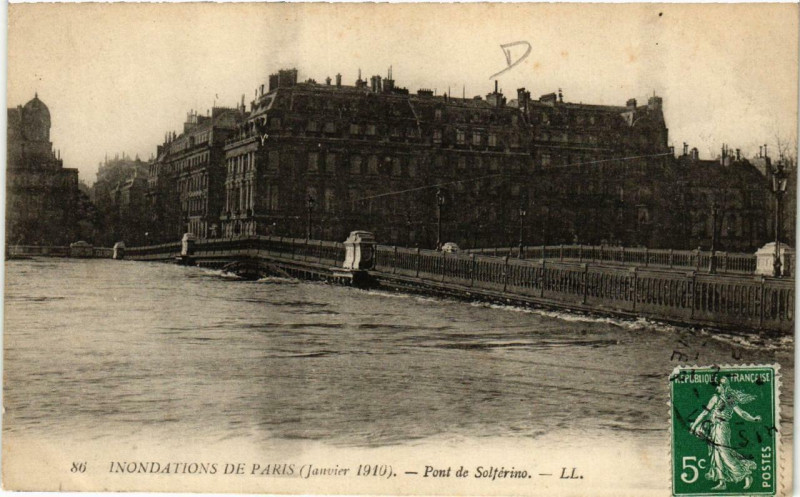 Carte postale ancienne Paris Pont de Solferino Inondations 1910 à Paris