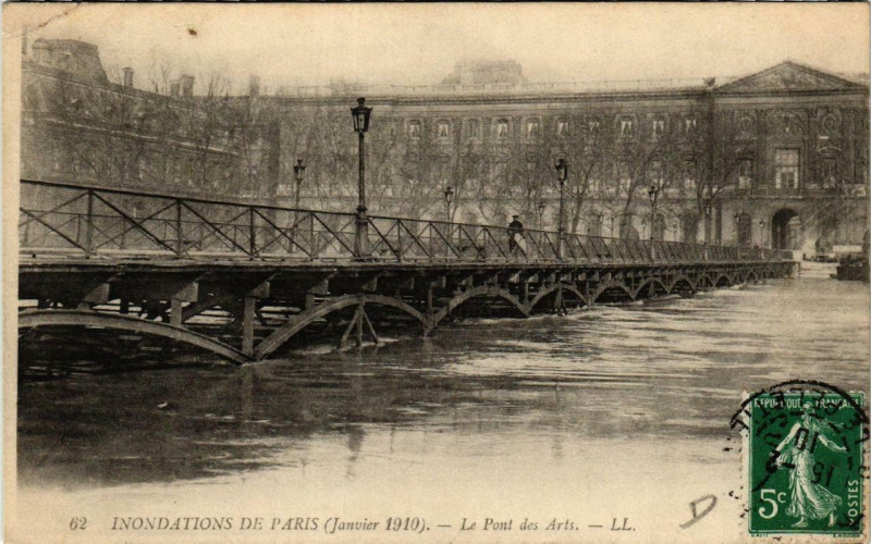 Carte postale ancienne Paris Le Pont des Arts Inondations 1910 à Paris
