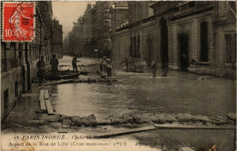 Carte postale ancienne Paris Aspect de la Rue de Lille Inondations 1910 à Paris