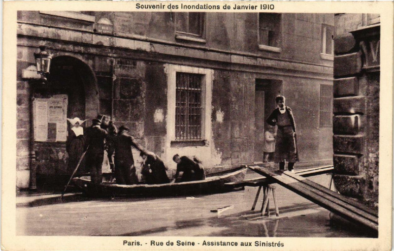 Carte postale ancienne Paris Rue de Seine Assistance aux Sinistres Inondations 1910 à Paris