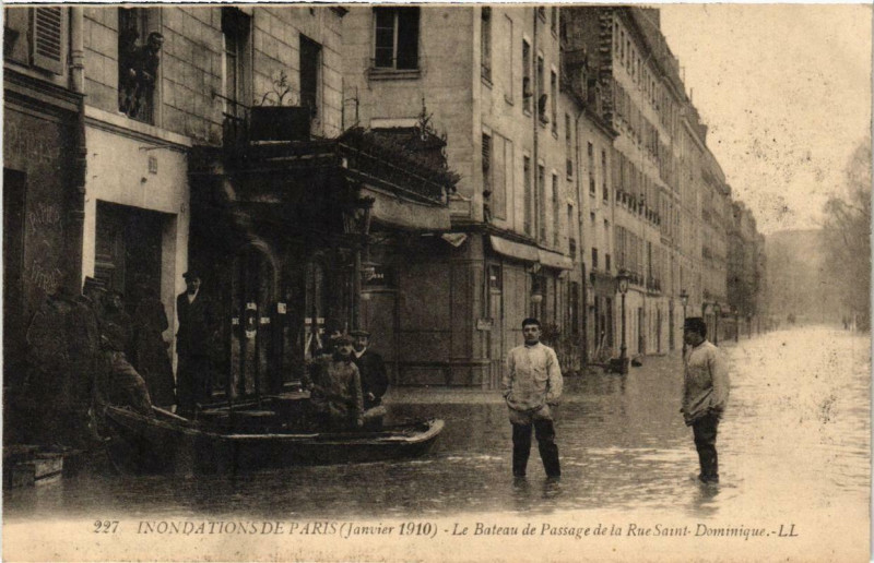 Carte postale ancienne Paris Le Bateau de Passage de la Rue Saint-Dominique Inondations 1910 à Paris