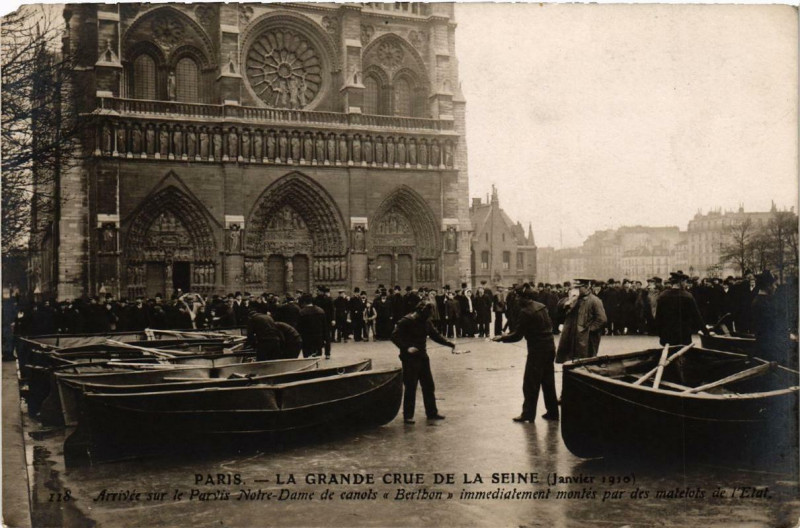 Carte postale ancienne Paris Arrivée sur le Parvis Inondations 1910 à Paris