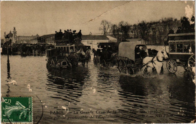 Carte postale ancienne Paris L'Esplanade des Invalides Inondations 1910 à Paris