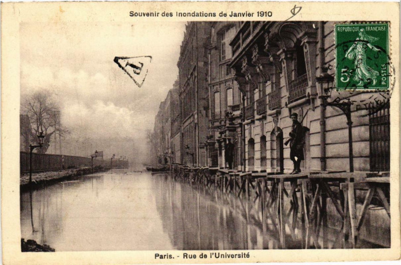 Carte postale ancienne Paris Rue de l'Universite Inondations 1910 à Paris