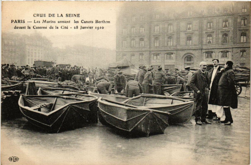 Carte postale ancienne Paris Les Marins arment les Canots Berthon Inondations 1910 à Paris