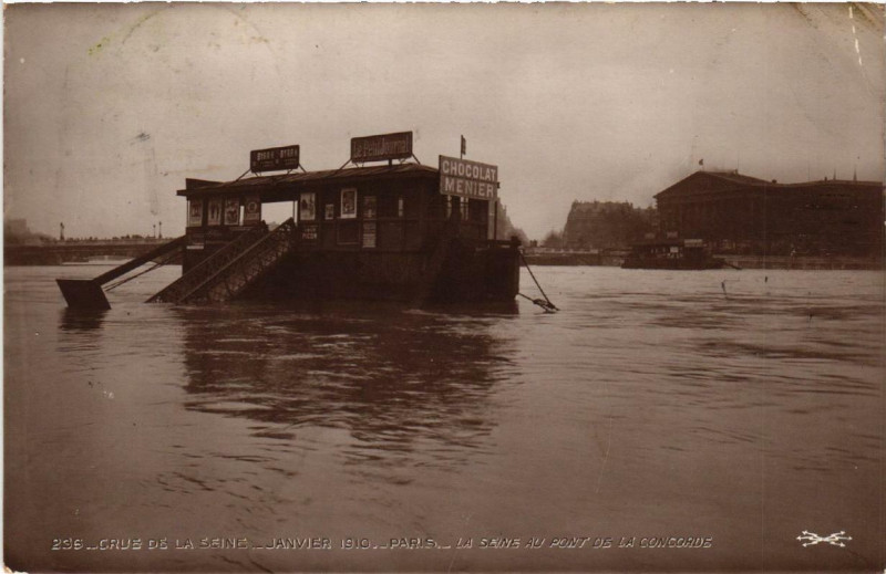 Carte postale ancienne Paris La Seine au Pont de la Concorde Inondations 1910 à Paris