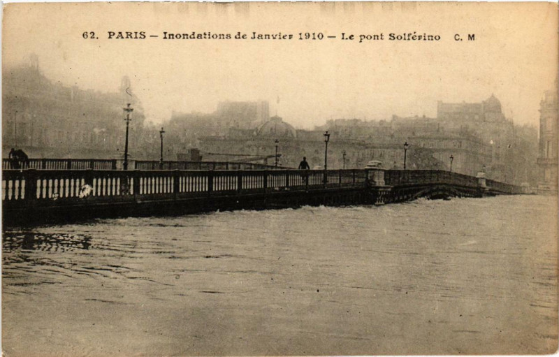 Carte postale ancienne Paris Le Pont Solferino Inondations 1910 à Paris